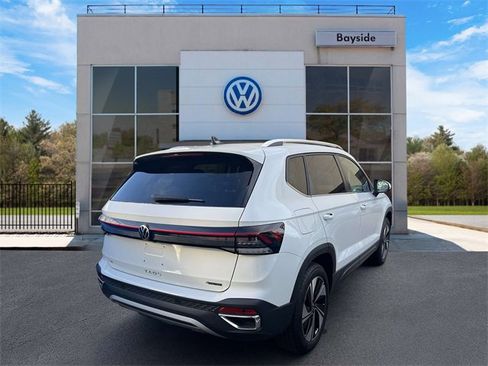 Used 2025 Volkswagen Taos SE image 5