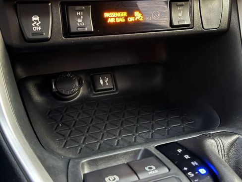 Used 2019 Toyota RAV4 XLE w/ Convenience Package FWD image 36