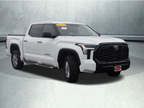 Used 2022 Toyota Tundra SR5 w/ SR5 Convenience Package AWD/4WD image 17