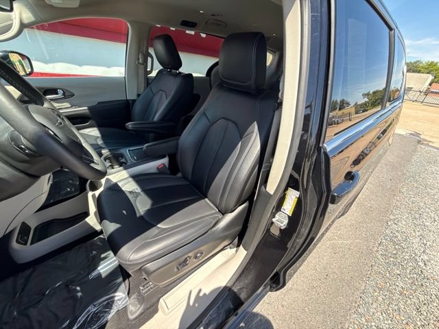 Used 2024 Chrysler Pacifica Touring-L FWD image 5
