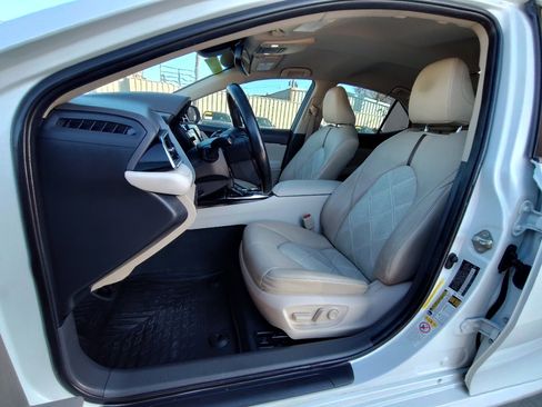 Used 2018 Toyota Camry XLE image 16