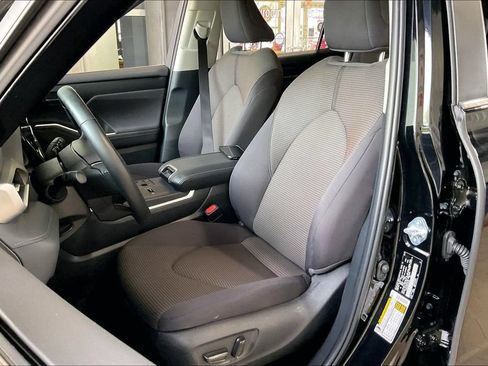 Used 2025 Toyota Highlander LE FWD image 3
