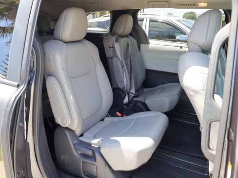 Used 2025 Toyota Sienna XLE FWD image 11