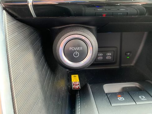 Used 2023 Toyota Venza Limited image 28