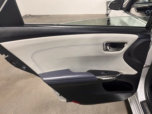 Used 2013 Toyota Avalon Limited image 19