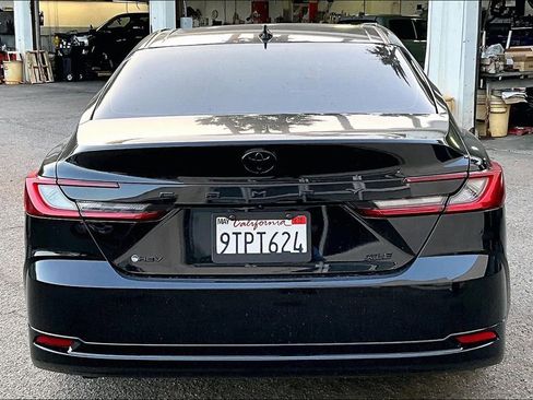 Used 2025 Toyota Camry XLE FWD image 5