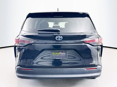 Used 2024 Toyota Sienna LE image 7