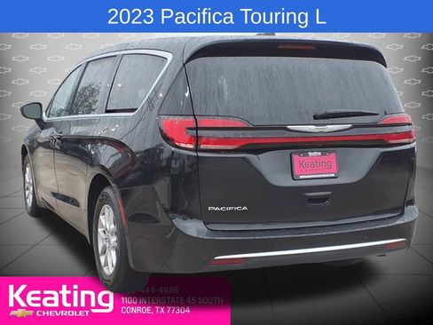 Used 2023 Chrysler Pacifica Touring-L FWD image 2