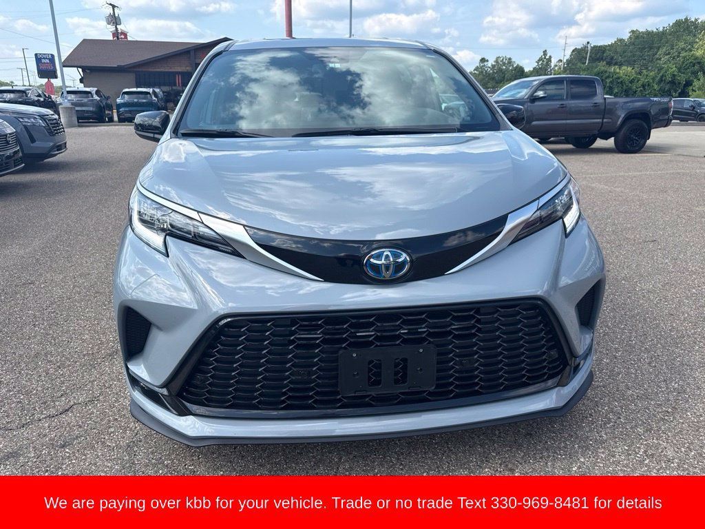 Used 2023 Toyota Sienna XSE w/ XSE Plus Package AWD/4WD image 3