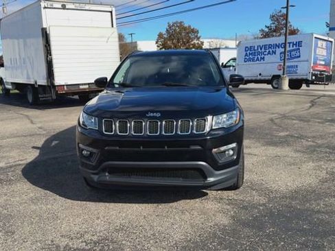 Used 2018 Jeep Compass Latitude w/ Cold Weather Group AWD/4WD image 3