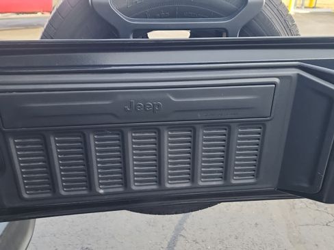 Used 2020 Jeep Wrangler Unlimited Sahara image 13