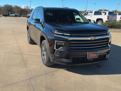 Used 2024 Chevrolet Traverse LT image 4