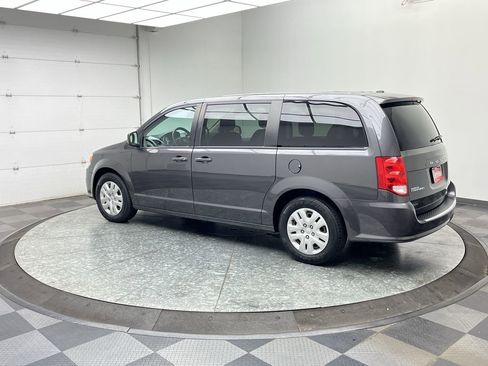 Used 2020 Dodge Grand Caravan SE w/ UConnect Hands-Free Group FWD image 2