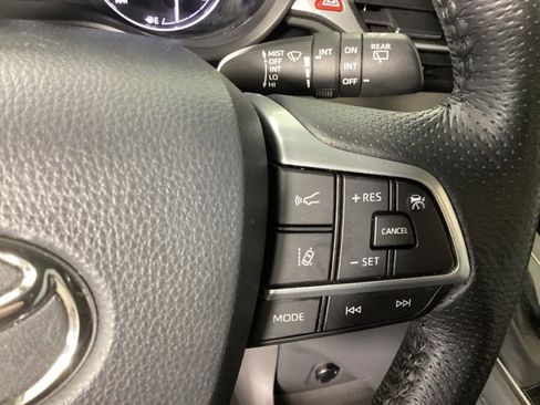 Used 2021 Toyota Sienna Limited image 30