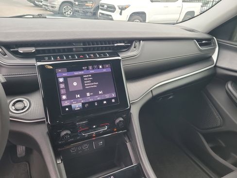 Used 2024 Jeep Grand Cherokee Laredo image 19