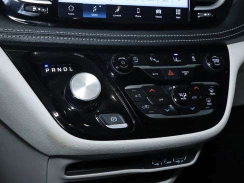 Used 2023 Chrysler Pacifica Touring-L image 26