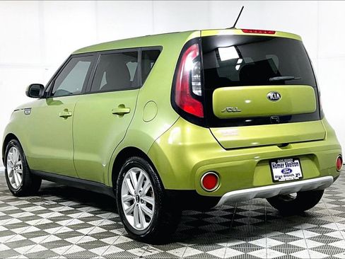 Used 2017 Kia Soul + image 10