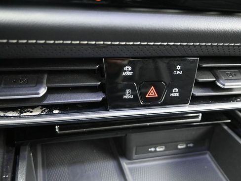 Used 2024 Volkswagen Atlas Cross Sport SE FWD image 33