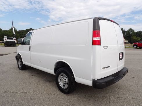 Used 2022 Chevrolet Express 2500 w/ Driver Convenience Package RWD image 4