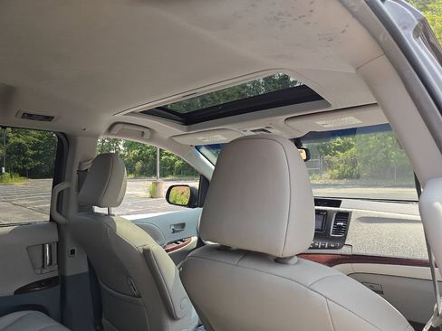 Used 2012 Toyota Sienna XLE image 30