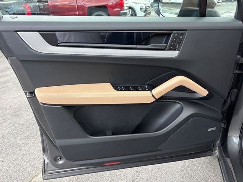 Used 2025 Porsche Cayenne image 21