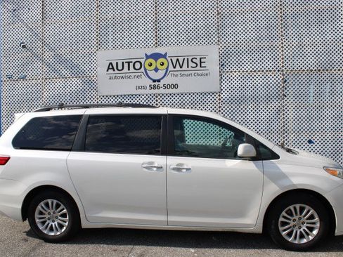 Used 2015 Toyota Sienna XLE w/ XLE Navigation Package FWD image 4