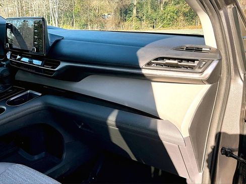 Used 2022 Toyota Sienna LE image 24