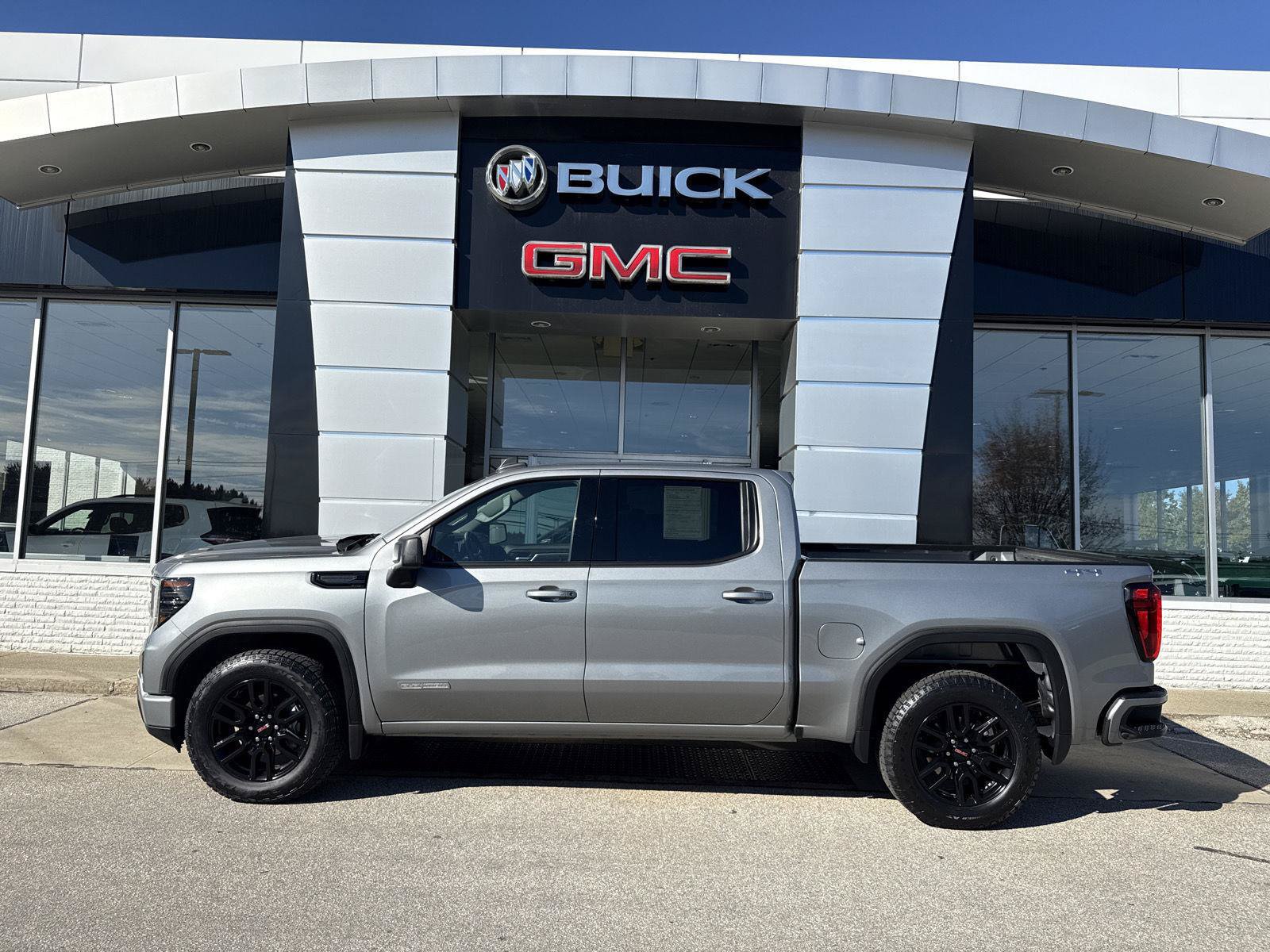 Used 2023 GMC Sierra 1500 Elevation AWD/4WD image 2