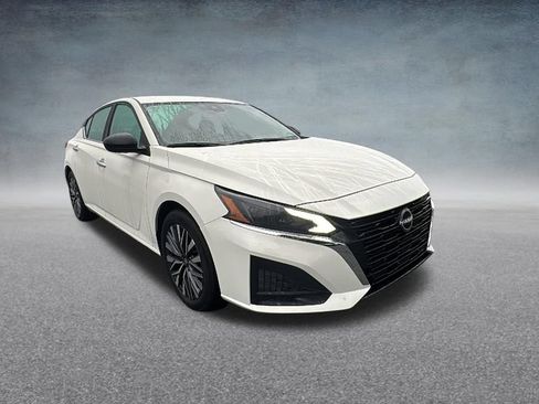 Used 2025 Nissan Altima 2.5 SV FWD image 2