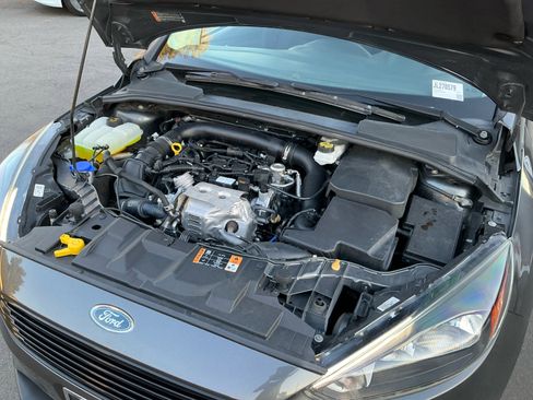 Used 2018 Ford Focus SE w/ SE Appearance Package image 24