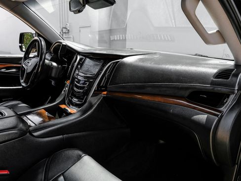 Used 2016 Cadillac Escalade ESV Luxury RWD image 19