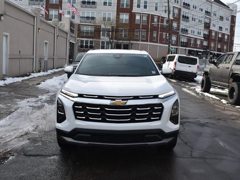 Used 2025 Chevrolet Equinox LT AWD/4WD image 3