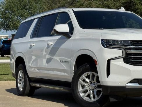 Certified 2024 Chevrolet Suburban LT RWD image 3