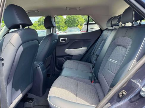 Used 2023 Hyundai Venue Limited FWD image 11