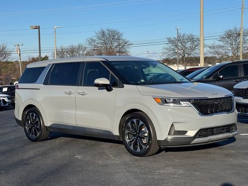 Used 2023 Kia Carnival EX image 1