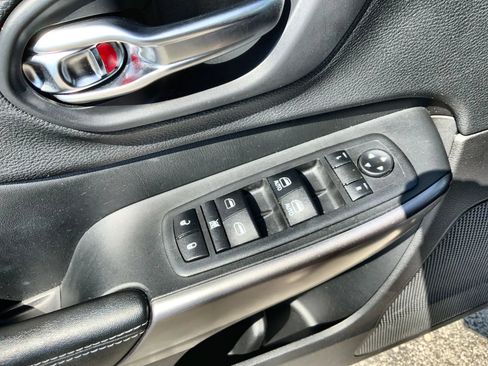 Used 2019 Jeep Cherokee Latitude Plus w/ Cold Weather Group AWD/4WD image 12