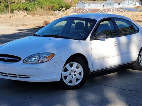 Used 2001 Ford Taurus LX image 2