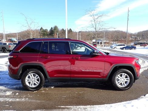Certified 2023 Jeep Grand Cherokee Laredo image 8