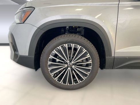 New 2026 Volkswagen Taos SE image 12