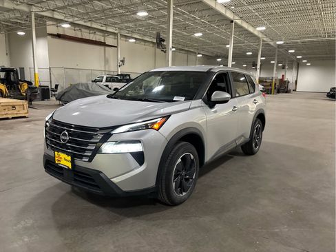 Used 2025 Nissan Rogue SV AWD/4WD image 3