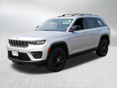 Used 2023 Jeep Grand Cherokee Laredo X AWD/4WD image 3