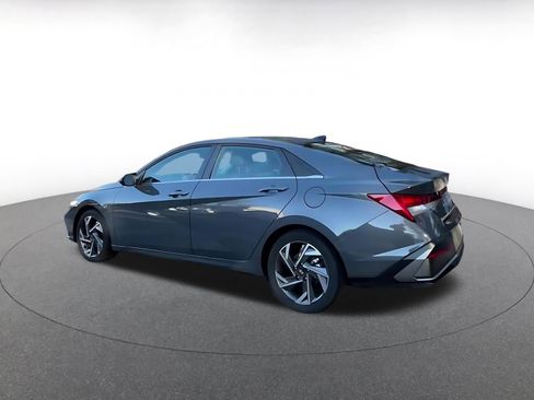 Used 2025 Hyundai Elantra Limited image 10