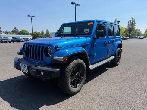 Used 2022 Jeep Wrangler Unlimited Sahara AWD/4WD image 3