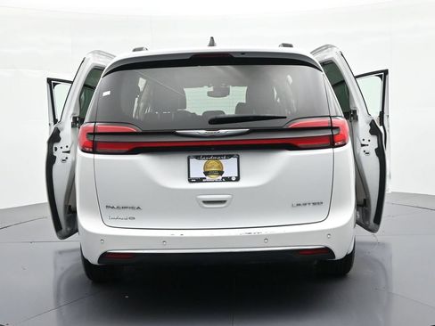 Used 2023 Chrysler Pacifica Limited FWD image 25