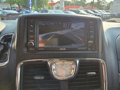Used 2016 Chrysler Town & Country Touring w/ Driver Convenience Group FWD image 23