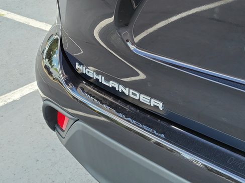 Used 2022 Toyota Highlander XLE AWD/4WD image 9