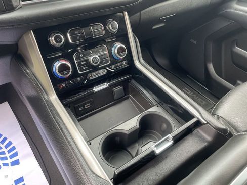 Used 2024 GMC Yukon XL Denali image 30