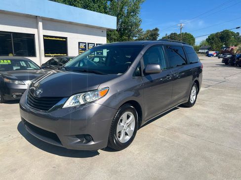 Used 2011 Toyota Sienna LE image 2