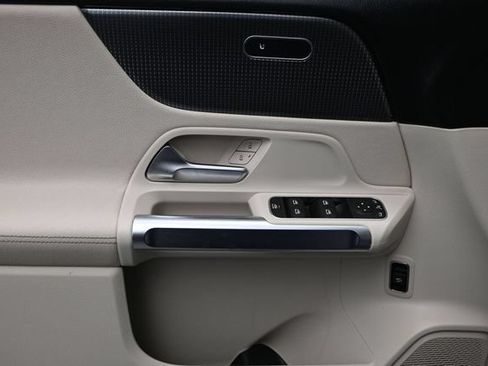 Used 2022 Mercedes-Benz GLB 250 image 7