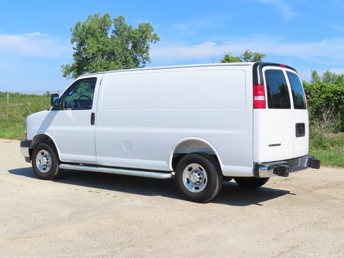 Used 2025 Chevrolet Express 2500 w/ Driver Convenience Package RWD image 6